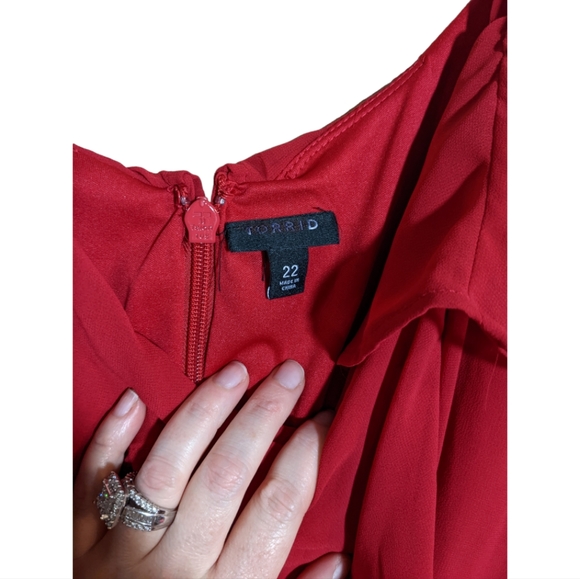 Torrid peek-a-boo sleeve dress 22 - Picture 3 of 5